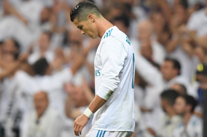 Cristiano Ronaldo meratapi kegagalan memanfaatkan peluang saat Real Madrid melawan Real Betis pada partai Liga Spanyol di Stadion Santiago Bernabeu, 20 September 2017.