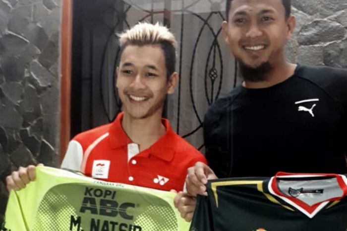 Pesilat peraih medali emas di Asian Games 2018,Hanifan Yudani Kusumah, bertukar jersey dengan kiper Persib, Muhammad Natshir. 