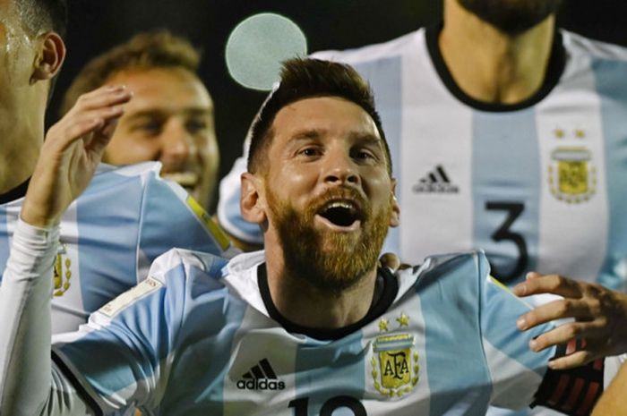 Kapten Argentina, Lionel Messi, merayakan keberhasilan menaklukkan Ekuador dalam laga Kualifikasi Piala Dunia 2018 zona Amerika Selatan di Quito, Ekuador, pada 10 Oktober 2017.