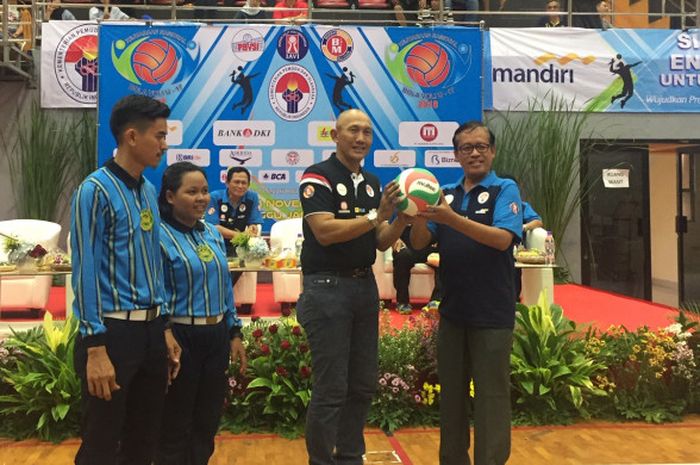 Ketua Pelaksana Kejuaraan Nasional Bola Voli U-17, Denny Hendry Wijaya (kedua dari kanan), menerima bola dari Deputi III Kemenpora, Raden Isnanta, pada upacara pembukaan di GOR Pasar Minggu, Jakarta, Selasa (20/11/2018)