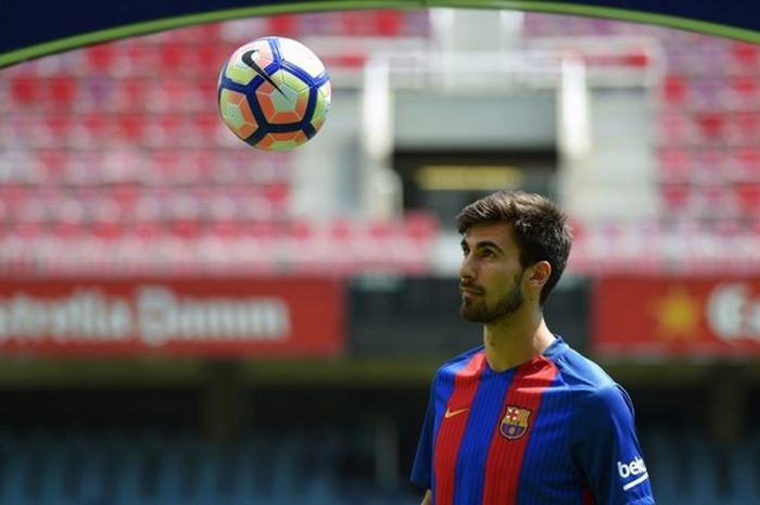 Andre Gomes menjalani sesi perkenalan sebagai pemain baru Barcelona di Stadion Camp Nou, Rabu (27/7/2016).