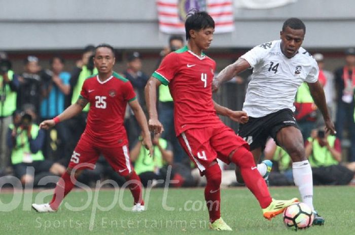Pemain timnas Indonesia,Johan Farizi, beraksi di laga persahabatan internasional kontra Fiji di Stadion Candrabhaga, Bekasi, pada Sabtu (2/9/2017).