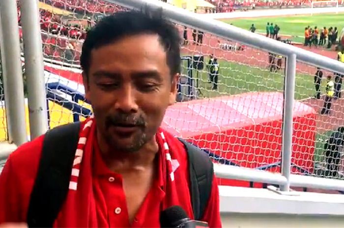 Mantan Menpora, Andi Mallarangeng, hadir di tribune Stadion Shah Alam, Malaysia guna menyaksikan laga Indonesia vs Kamboja, Kamis  (24/8/2017). 