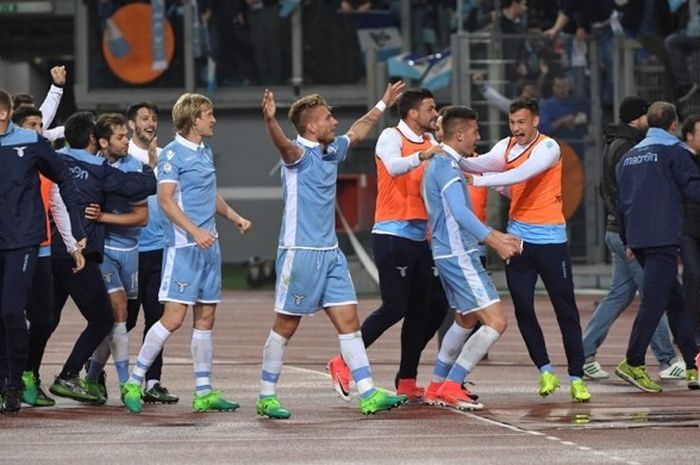 Para pemain Lazio merayakan gol Ciro Immobile ke gawang AS Roma pada partai semifinal kedua Coppa Italia di Stadion Olimpico, Selasa (4/4/2017).