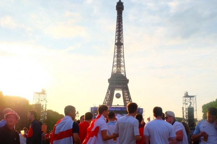 Fans Inggris berkumpul di daerah Fan Zone Paris di Champ de Mars dekat menara Eiffel, Sabtu (11/6/20