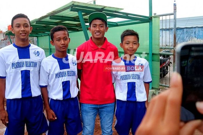 Pemain Madura United Bayu Gatra (tengah/merah) berfoto dengan anak gawang saat berkunjung ke Stadion Untung Suropati, Pasuruan, Jawa Timur, Sabtu (20/4/2017) sore.