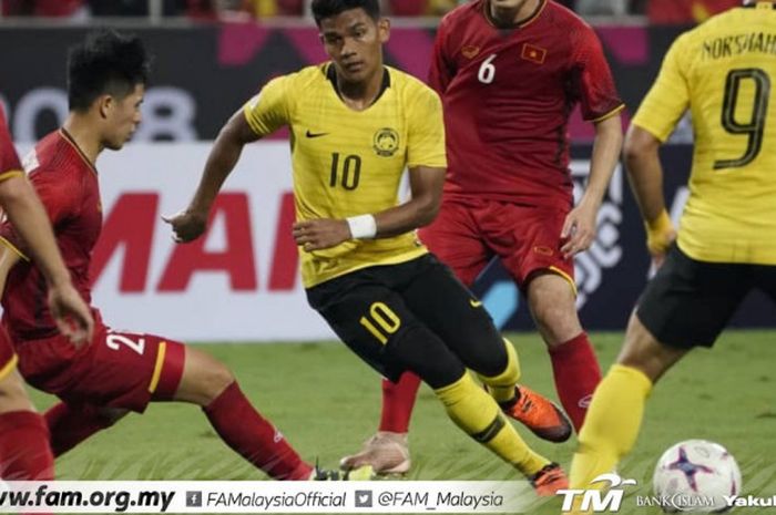 Pemain timnas Malaysia, Shahrel Fikri Fauzi berduel dengan Vietnam di Stadion My Dinh, Hanoi pada Jumat (16/11/2018).