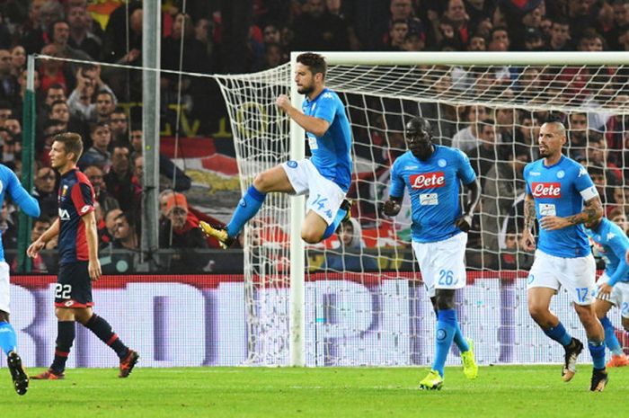 Selebrasi penyerang Napoli, Dries Mertens (14), setelah berhasil mencetak gol ke gawang Genoa dalam lanjutan Liga Italia 2017-2018 di Stadion Comunale Luigi Ferraris, Genoa, Italia, pada Rabu (25/10/2017).