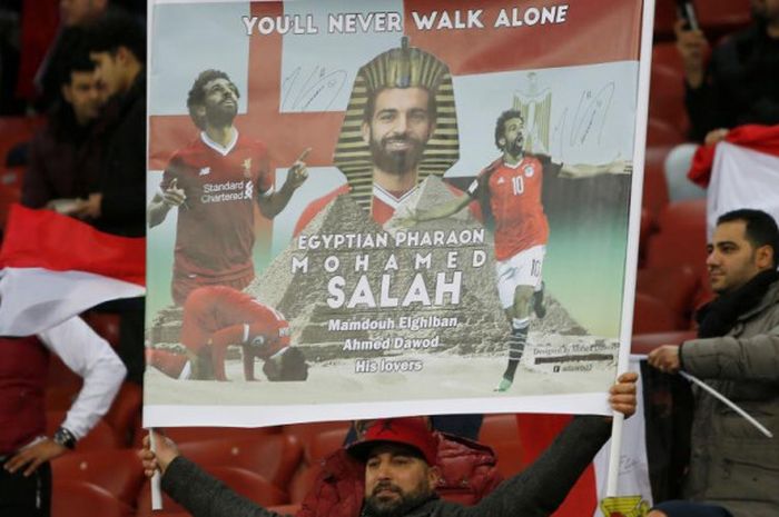 Penggemar Mohaed Salah yang sedang membentangkan poster bergambar Mohamed Salah