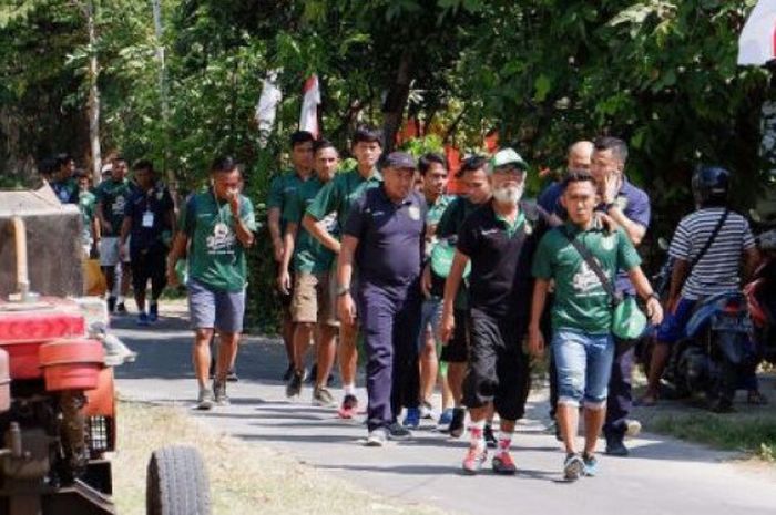 Para pemain dan ofisial Persebaya berjalan menuju pintu masuk VIP Stadion Loka Jaya, Tuban.