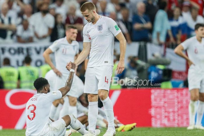  Pemain Inggris, Eric Dier, menenangkan Danny Rose saat timnya kalah 1-2 dari Kroasia di semifinal P