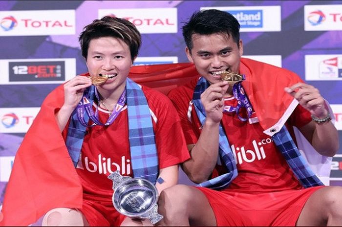Tontowi Ahmad dan Liliyana Natsir berhasil meraih gelar juara dunia bulu tangkis setelah mengalahkan Zheng Siwei/Chen Qingchen di partai final yang diadakan Minggu (28/8/2017).