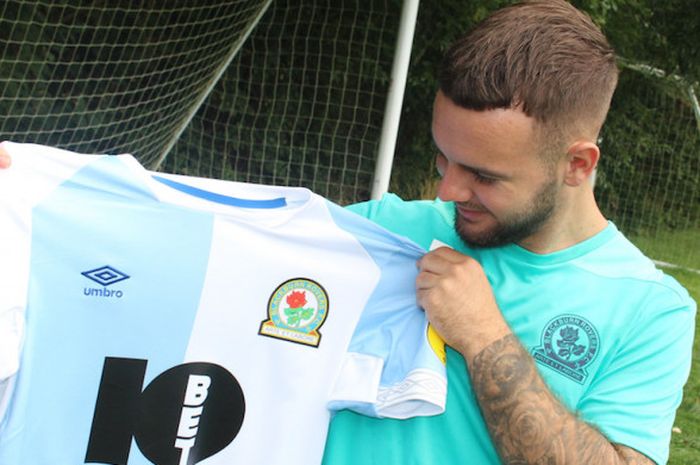 Adam Armstrong dengan seragam baru Blackburn Rovers, setelah diperkenalkan kembali sebagai pemain klub itu, pada 6 Agustus 2018.