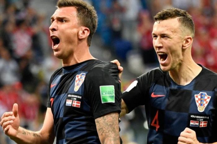  Mario Mandzukic (kiri) dan Ivan Perisic merayakan gol timnas Kroasia ke gawang Denmark pada laga babak 16 besar Piala Dunia 2018 di Nizhny Novgorod, 1 Juli 2018. 