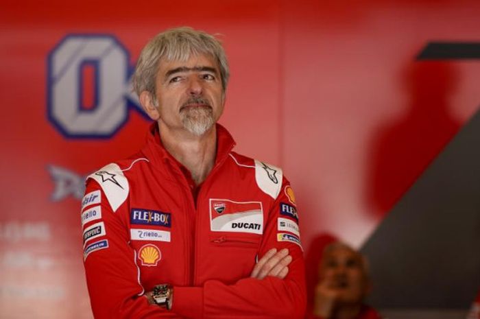 General Manager Ducati Corse, Luigi Dall'Igna, terlihat berada di dalam garasi salah satu pebalapnya