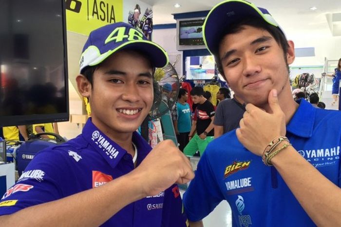 Galang Hendra Pratama (kiri) berfoto bersama rekannya, Imanuel Putra Pratna, seusai mengikuti konferensi pers  di booth Yamaha di Jakarta Fair, Kemayoran, Jakarta Pusat, Minggu (26/6/2016).