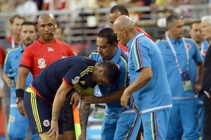 Kapten Kolombia, James Rodriguez, mendapat perawatan saat timnya melawan Amerika Serikat pada partai pembuka Copa America Centenario di Levi's Stadium, Jumat (3/6/2016).