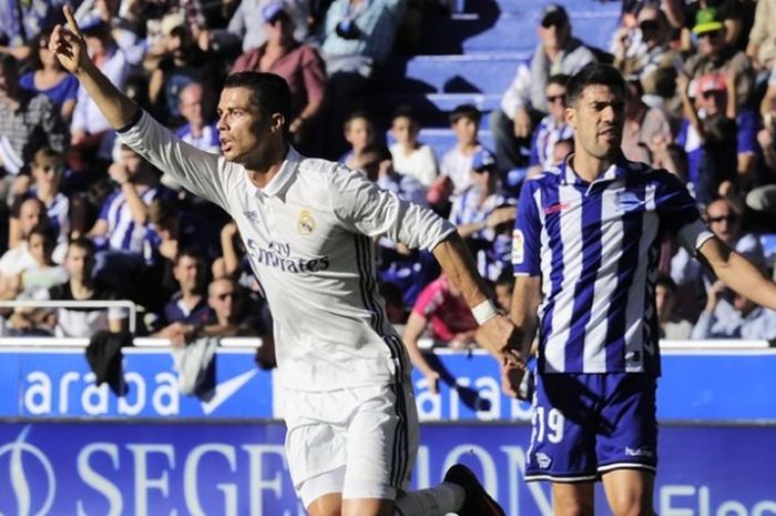 Penyerang Real Madrid, Cristiano Ronaldo (kiri), melakukan selebrasi setelah mencetak gol keduanya ke gawang Alaves pada pertandingan La Liga di Stadion Mendizorroza, Sabtu (29/10/2016).