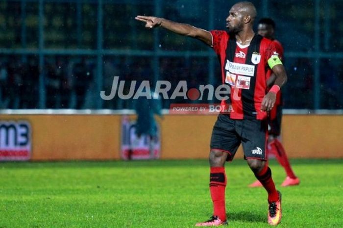 Aksi kapten Persipura, Boaz Solossa, di ajang Torabika Soccer Championship 2016.