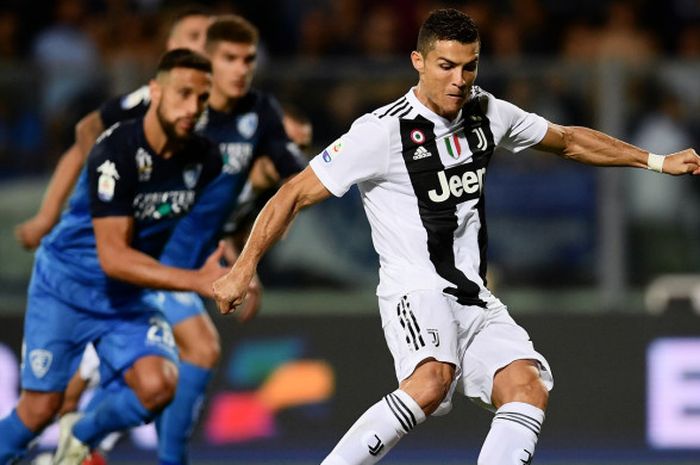 Cristiano Ronaldo mencetak gol via tendangan penalti dalam laga Juventus kontra Empoli di Stadion Carlo Castellani pada lanjutan Liga Italia, 28 Oktober 2018.