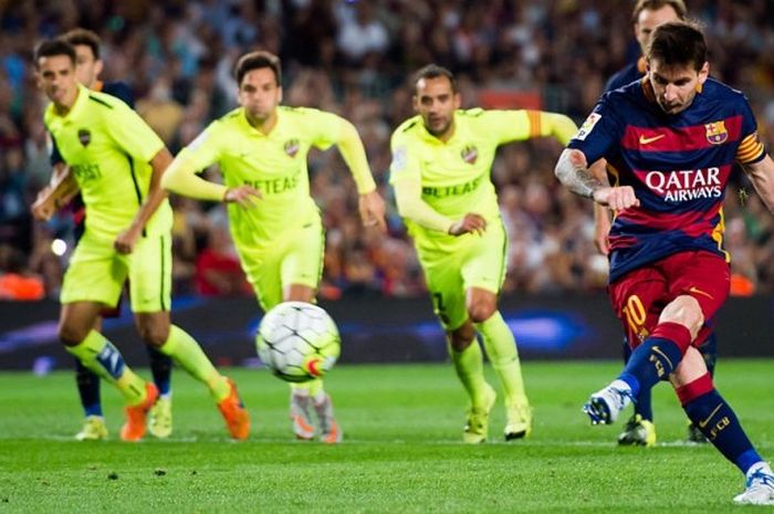 Penyerang Barcelona, Lionel Messi, mengeksekusi penalti dalam partai La Liga kontra Levante di Camp Nou, 20 September 2015.