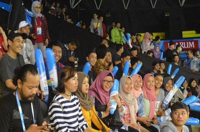 Suporter Indonesia mendukung regu Indonesia dalam WJC 2017, Senin (9/10/17) di Sasana Amongrogo Yogyakarta.