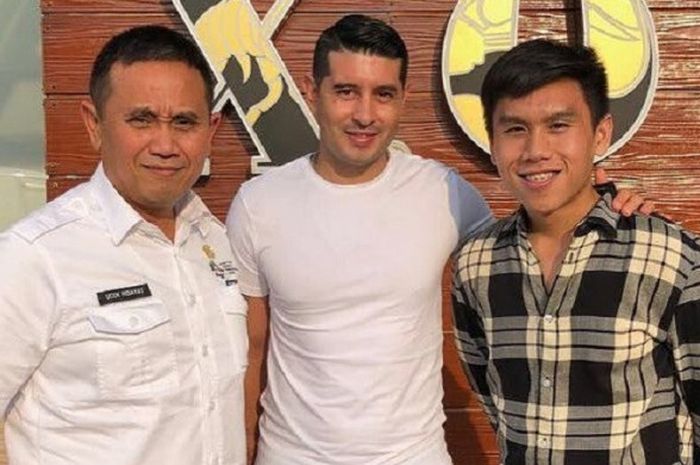 Esteban Vizcarra bersama manajer Sriwijaya FC, Ucok Hidayat dan anaknya