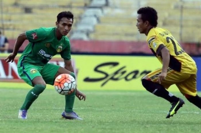 Bek Bhayangkara FC, Dany Saputra (kiri) berusaha melindungi bola dari incaran gelandang Mitra Kukar, Hendra Bayauw di Stadion Gelora Delta, Sidoarjo, Minggu (6/11/2016). 