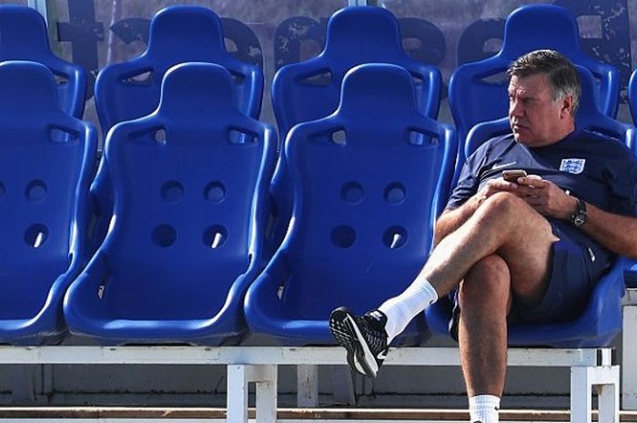 Sam Allardyce ketika duduk di bangku tepi lapangan sambil mengawasi sesi latihan timnas Inggris di St. George's Park, Burton-upon-Trent, 30 Agustus 2016.