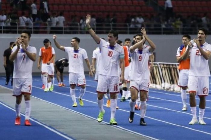 Lambaian tangan para pemain timnas Filipina seusai dikalahkan Korea Utara di Stadion Rizal Memorial, Manila pada Senin (10/10/2016). 