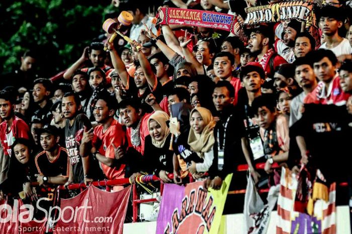 The Jakmania mendukung Persija Jakarta melawan Persib Bandung di Stadion PTIK, Jakarta, Sabtu (30/6/2018).