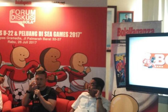 Legenda timnas Indonesia, Yeyen Tumena (tengah), saat memberikan pernyataan dalam Forum Diskusi BOLA di kantor redaksi Tabloid BOLA, Rabu (26/7/2017).