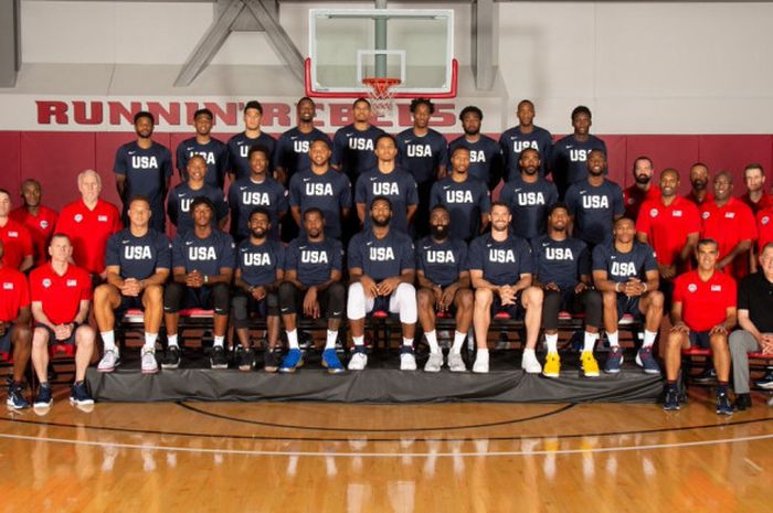 Para pemain basket timnas Amerika Serikat sedang melakukan sesi foto bersama sebelum menjalani latihan, Kamis (26/7/2018) waktu setempat.