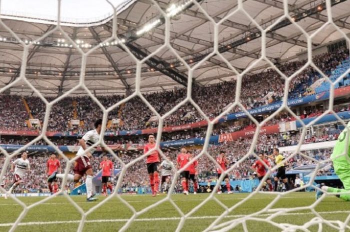  Penyerang Meksiko, Carlos Vela, mencetak gol melalui titik penalti ke gawang Korea Selatan pada pertandingan di Rostov, 23 Juni 2018.  