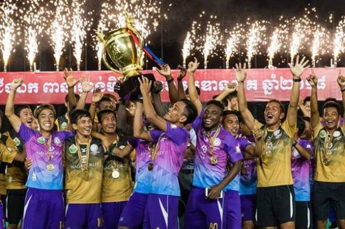 Suka cita pemain NagaWorld FC setelah penyerahan trofi juara Liga Kamboja 2018, 29 September 2018. 