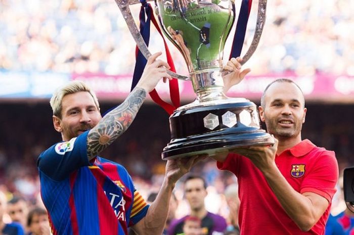 Dua bintang Barcelona, Lionel Messi dan Andres Iniesta (kanan), mengangkat trofi Liga Spanyol sebelum laga kontra Real Betis  di Camp Nou, 20 Agustus 2016.