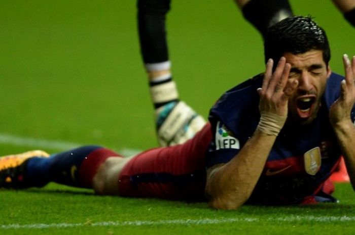 Ekspresi striker Barcelona, Luis Suarez, setelah gagal memanfaatkan peluang ke gawang Sporting Gijon pada lanjutan La Liga di Stadion El Molinon, Rabu (18/2/2016).