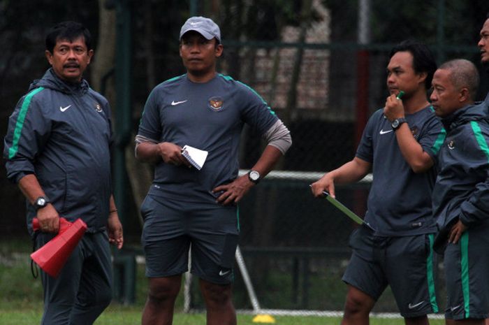 Pelatih Timnas Indonesia U-19, Indra Sjafri (paling kiri).