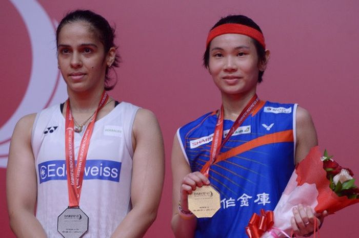 Pebulu tangkis tunggal putri Taiwan, Tai Tzu Ying (kanan), berpose dengan Saina Nehwal (India) setelah laga final Indonesia Masters 2018 di Istora Senayan, Jakarta, Minggu (28/1/2018).
