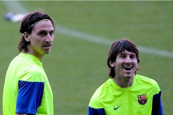 Zlatan Ibrahimovic (kiri) dan Lionel Messi menjalani sesi latihan bersama Barcelona, 27 April 2010.