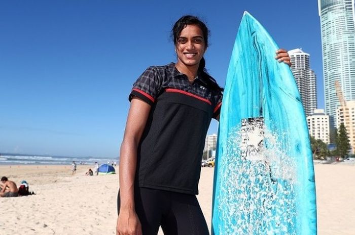 Pebulu tangkis tunggal putri India, Pusarla Venkata Sindhu, berpose di sela-sela penyelenggaraan Piala Sudirman 2017 di  Surfers Paradise Beach, Gold Coast, Australia, Selasa (23/5/2017).