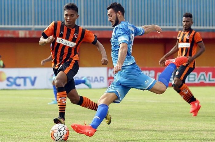 Playmaker PSCS Cilacap, Redouane Zerzouri (tengah) saat tampil melawan Perseru Serui dalam laga perdana grup E Piala Presiden 2017 di Stadion Gelora Ratu Pamelingan, Pamekasan, 8 Februari 2017.