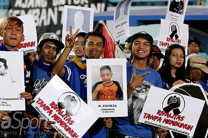 Aksi perdamaian suporter sebelum laga amal antara Arema FC melawan Madura FC yang berlangsung di Stadion Kanjuruhan Kabupaten Malang, Jawa Timur, Sabtu (29/09/2018) malam.