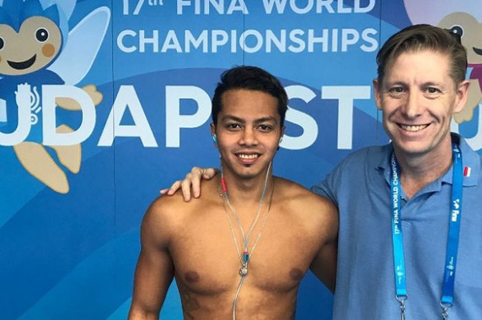 Perenang Indonesia, I Gede Siman Sudartawa (kiri), berpose dengan pelatihnya Grant Stoelwinder setelah lolos ke babak 16 besar Kejuaraan Dunia Renang FINA di Budapest, Hungaria, Sabtu (29/7/2017).