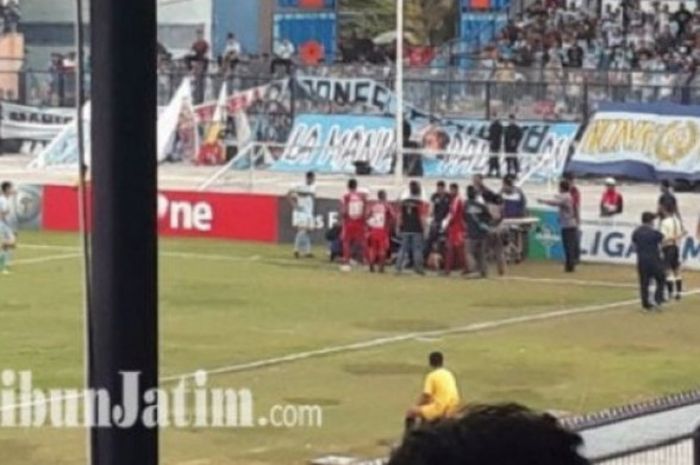 Kiper Choirul Huda dikerumuni pemain Persela dan Semen Padang saat mendapatkan pertolongan medis di pinggir lapangan sebelum diangkut ambulans jelang jeda laga pekan ke-29 Liga 1 musim 2017 di Stadion Surajaya, Lamongan, Minggu (15/10/2017) sore.