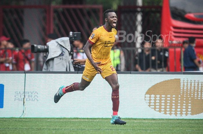 Pemain Sriwijaya FC, Mahamadou N'Diaye, merayakan golnya di pertandingan perebutan peringkat ketiga Piala Presiden 2018 antara PSMS Medan dan Sriwijaya FC di Stadion Utama Gelora Bung Karno, Sabtu (17/2/2018). 