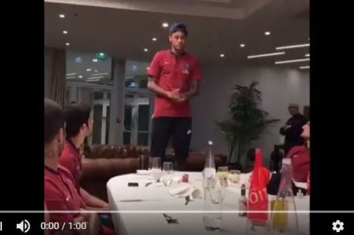 Neymar Bernyanyi Saat Makan Malam Perdana dengan PSG
