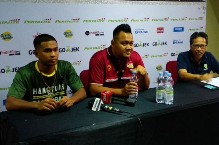 Pelatih BSB Hangtuah Sumsel, Andika Saputra, (tengah) menghadiri konferensi pers di Britama Arena, Jakarta, Sabtu (24/3/2018).