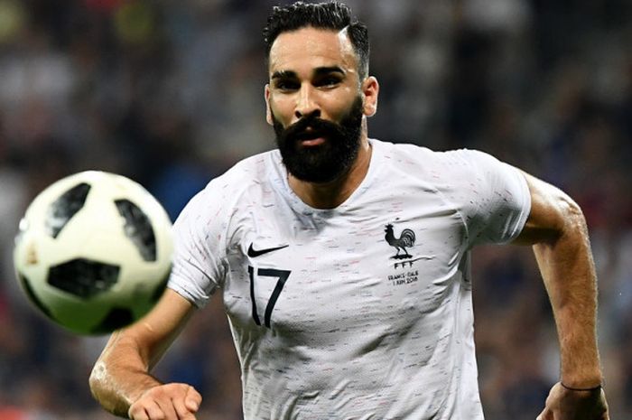 Aksi bek tim nasional Prancis, Adil Rami, saat mengejar bola dalam laga uji coba menghadapi timnas Italia di Stadion Allianz Riviera, Nice, Prancis, pada 1 Juni 2018.