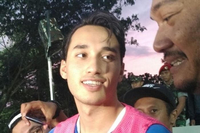 Striker asal Belanda berdarah Indonesia, Ezra Walian (kiri), memberikan pernyataan selepas bermain dalam laga ekshibisi bersama tim Munial Sport Group di Lapangan Atang Soetrisna, Cijantung, Jakarta Timur, Kamis (29/12/2016) sore WIB.